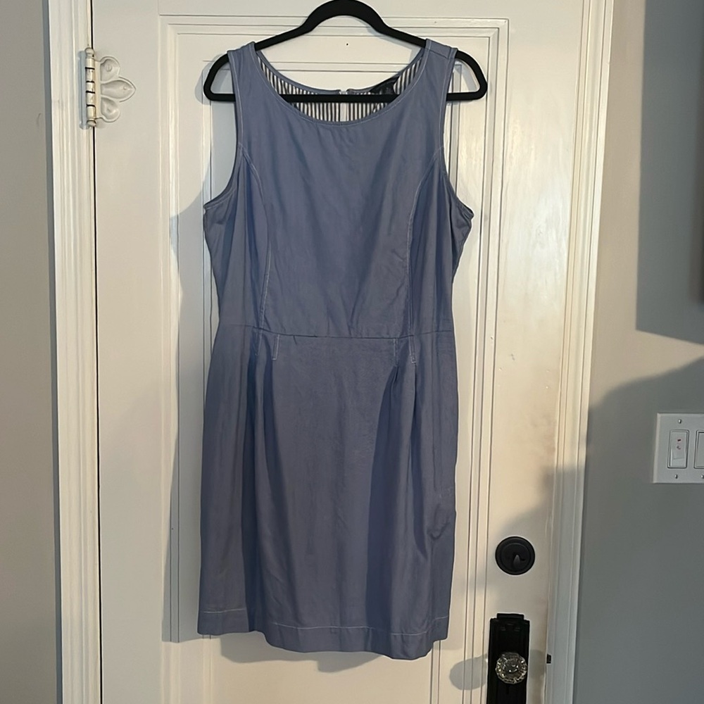 Size 16 Denim Tommy Hilfiger dress. I’ma size 14 and it runs small.